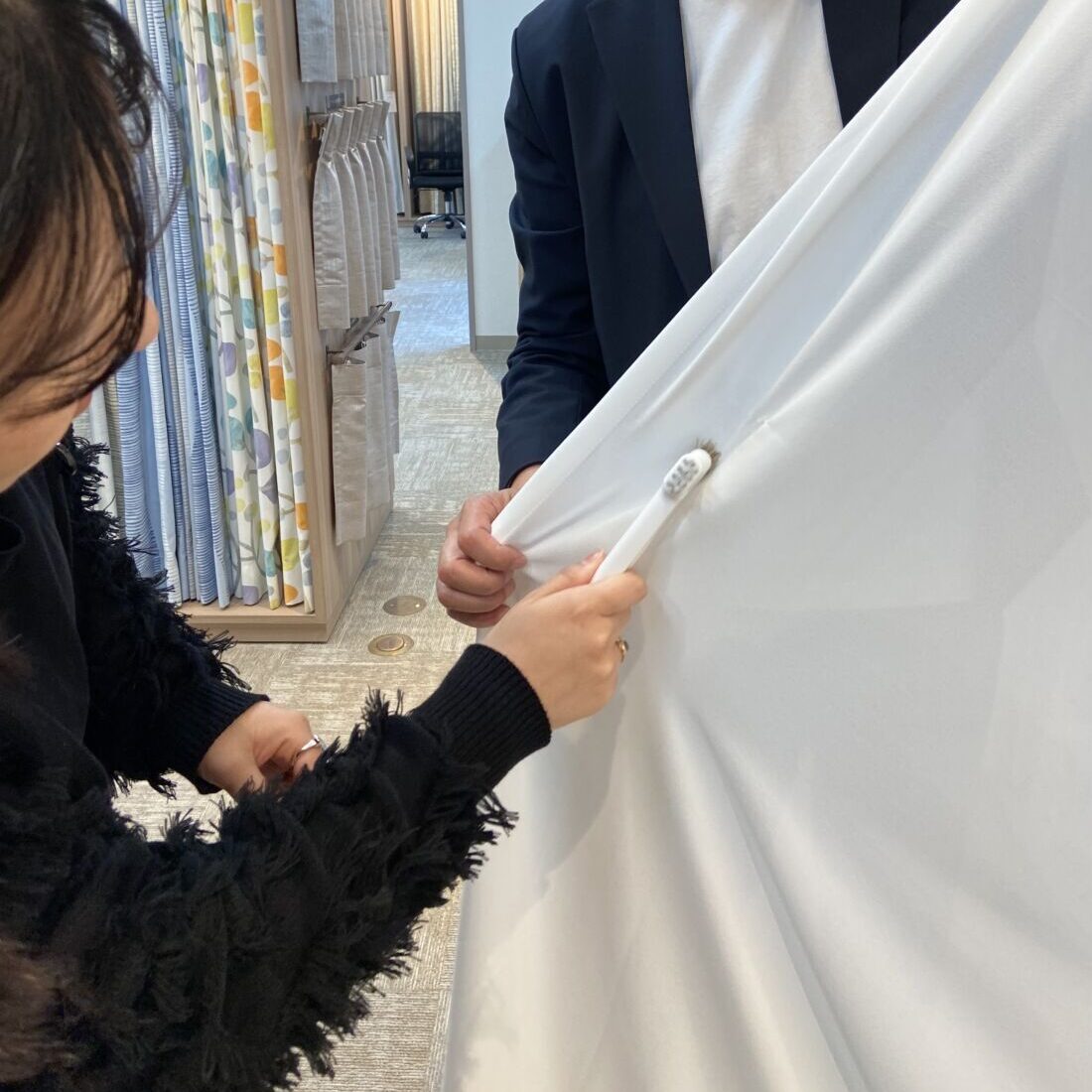 窓を覆う布たち